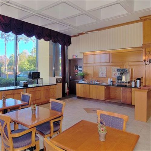 Knights Inn Six Flags Lodge West Restaurace fotografie